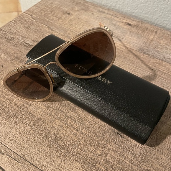 Burberry sunglasses💛 - Picture 2 of 3